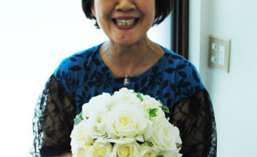 白バラのラウンドブーケ