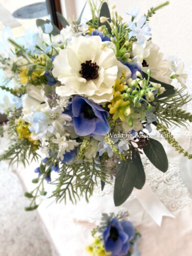 青と白のアネモネのクラッチブーケ|ウェディングブーケ倶楽部@大阪