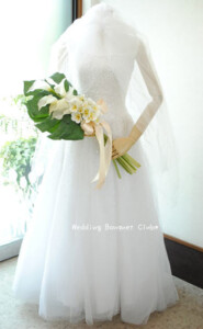 【造花/シルクフラワー】 SKB128:クラッチブーケ カラーとプルメリアのモンステラのアームブーケ