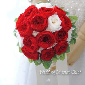 赤と白のオールドローズのラウンドブーケ