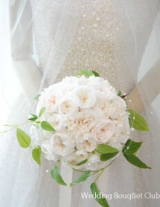 PB1003プリザーブドフラワーのラウンドブーケ。オールドローズとホワイトスター+パールビーズで上品に。 PB1003