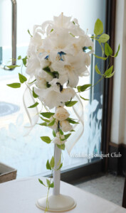 PB1004:カサブランカのキャスケードブーケ:生徒様のレッスン作品です。白バラとブルースターの組み合わせ。 カサブランカキャスケードブーケ