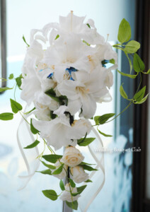 PB1004:カサブランカのキャスケードブーケ:生徒様のレッスン作品です。白バラとブルースターの組み合わせ。